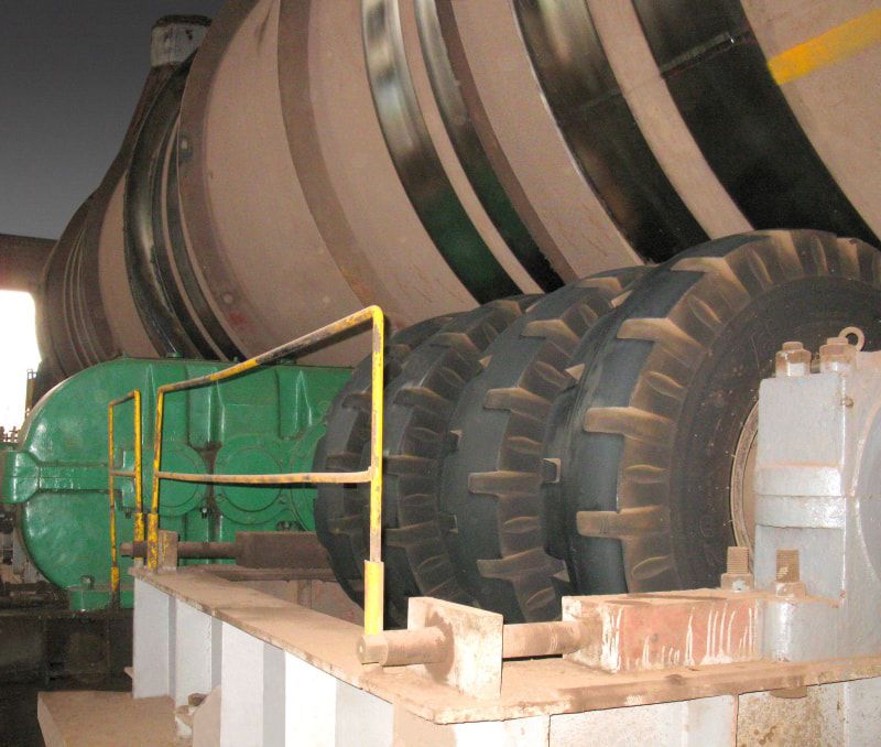太原钢铁有限公司混料机上使用的14.00-20海绵实芯轮胎